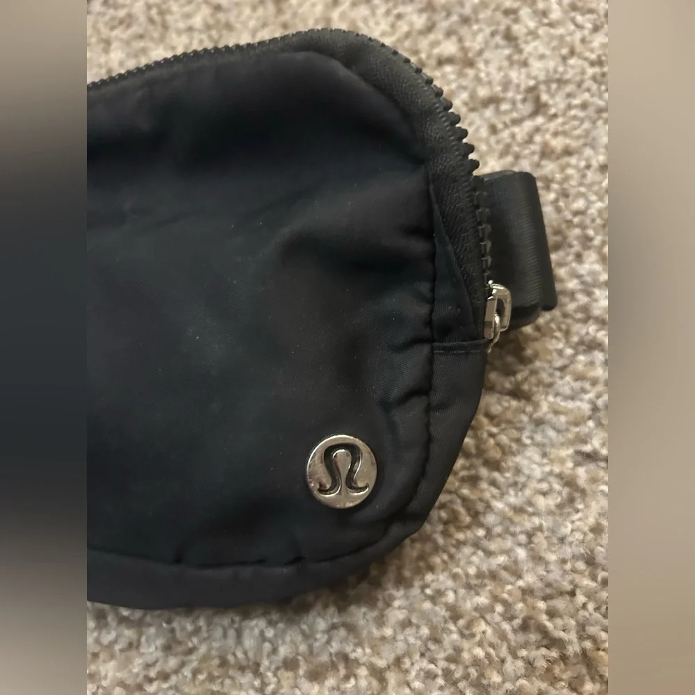 Lululemon Everywhere Belt Bag Black 1L Adjustable Strap MSRP $70 - Picture 3 of 5